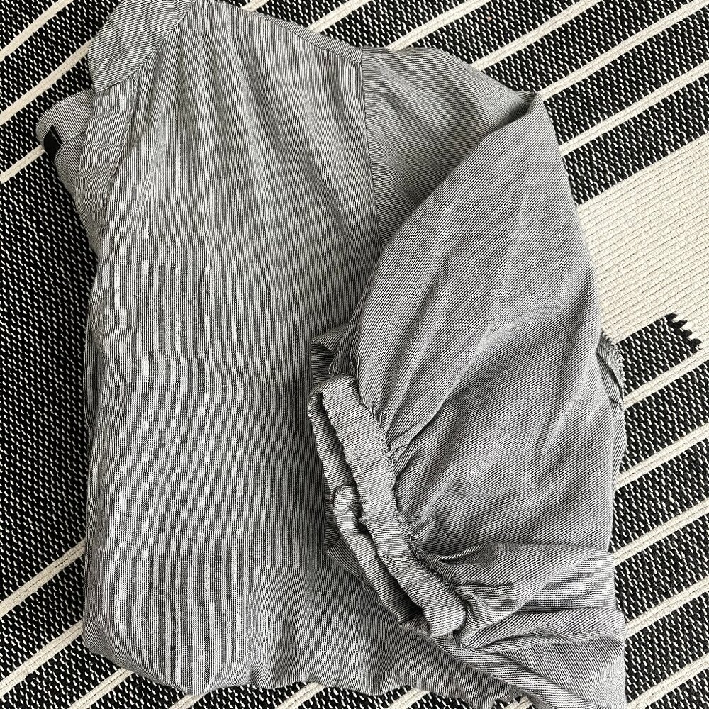 CUTE ANTHROPOLOGIE-ESQUE BLACK-AND-WHITE PUFF-SLEEVE BLOUSE SIZE MEDIUM